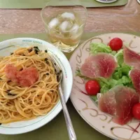 Snapdishの料理写真:今年初のお休みは明太子パスタに生ハムサラダ♪|namikoさん