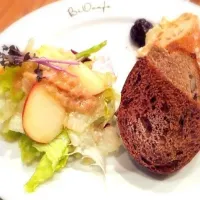 Snapdishの料理写真:biocafe 前菜・サラダ＆パン 自家製豆腐のディップ添え|みねひかさん