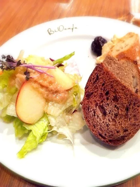 Snapdishの料理写真:biocafe 前菜・サラダ＆パン 自家製豆腐のディップ添え|みねひかさん