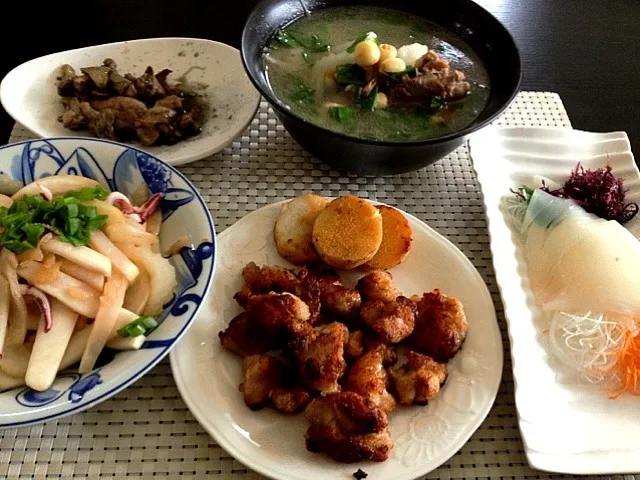 10日ぶりの料理 作り  ☆イカ刺身、鶏肉唐揚げと山芋焼蒸し、かぶとイカセロリ炒め、黒豚スペアリブと蓮の実、山芋スープ、鶏炭火焼きです。|zcさん