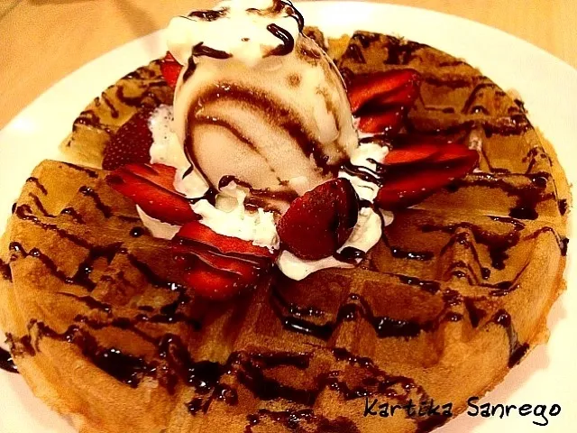 Strawberry Chocolate Waffle with Vanilla Ice Cream|Kartika Sari Sanregoさん