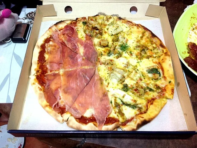 Two-tone pizza by intercontinental hotel.|tanacha ganganandaさん