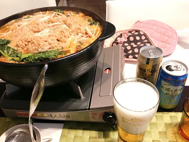 Snapdishの料理写真:今夜は納豆キムチ鍋、、、、合わせたのはエチゴビールさんの太陽と大地のめぐみとヤッホーブルーイングさんのサンサンオーガニック、冬休み毎日欠かさず呑んで呑んで呑みました☆*:.｡. o(≧▽≦)o .｡.:*☆|gintanさん