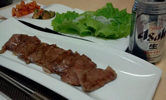 【今日の猫まんま】黒毛和牛の焼肉　今日はビールも飲んじゃうにゃー|梨花さん