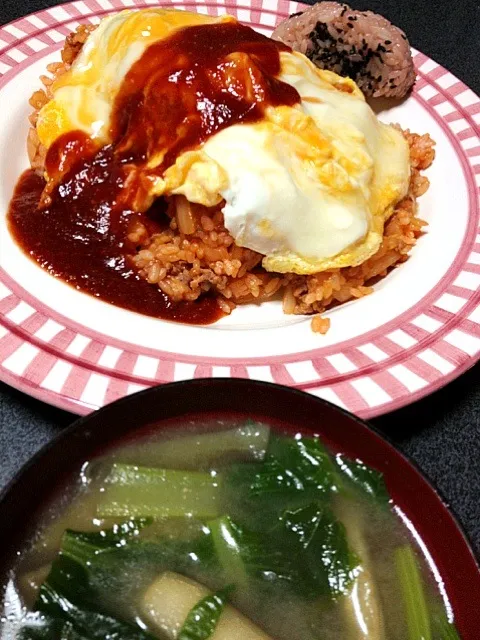 Snapdishの料理写真:#夕飯 炒め茄子小松菜味噌汁、ふわ玉子オムライス(手作りデミグラスかけ、昼に食べそびれた赤飯おむすび添え) 。|ms903さん