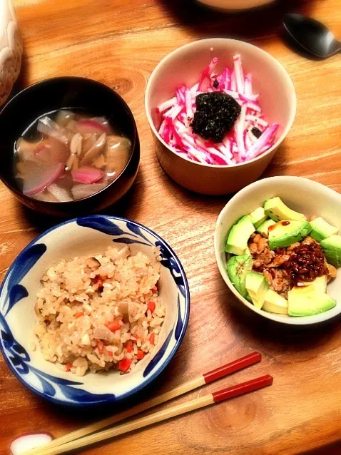 かやくご飯、塩麹のお吸い物、納豆アボカド、赤カブサラダひじきドレッシング|saricoroさん