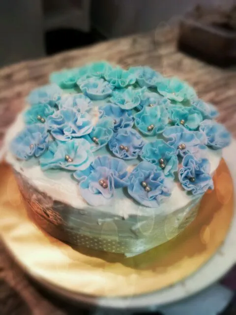 Snapdishの料理写真:redvelvet with blue flowers|amyさん