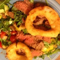 Steak and arugula salad with blue cheese, tomatoes, onion rights and walnuts|jessica schurmanさん