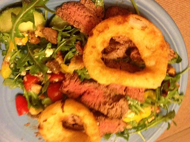 Steak and arugula salad with blue cheese, tomatoes, onion rights and walnuts|jessica schurmanさん