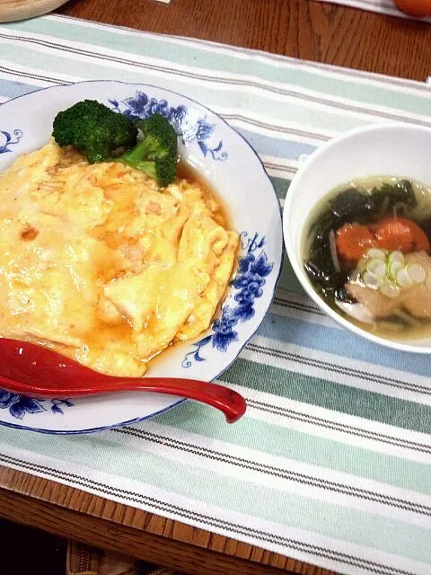 Snapdishの料理写真:天津飯とワカメとモヤシのスープ|Rogerinaさん