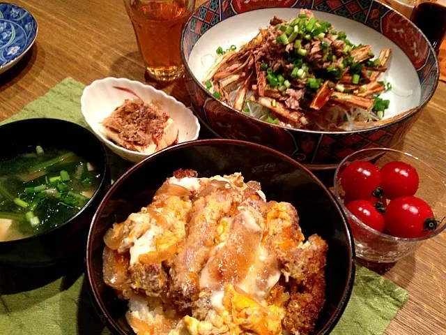 風邪にカツ丼  ゴボウサラダ  冷奴   味噌汁  トマト|高田恵子さん