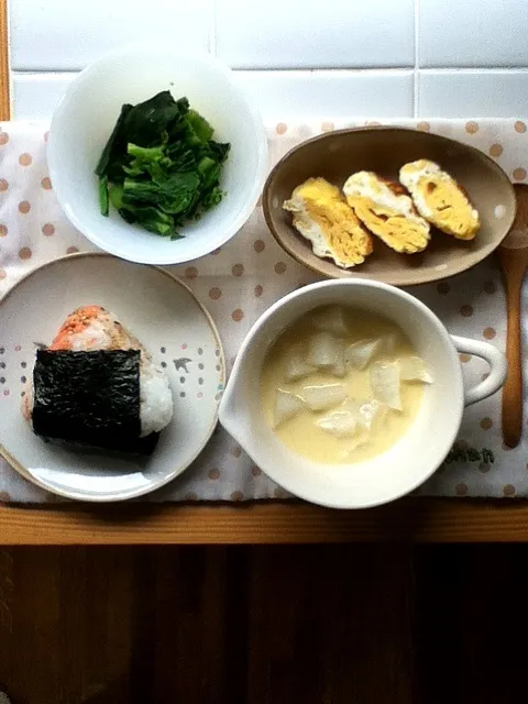 chihiroのごはん 鮭ごまおにぎり、菜の花おひたし、卵焼き、長芋ポタージュスープ|あっこさんのさん