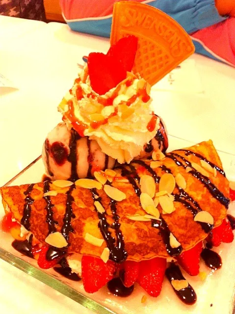 Snapdishの料理写真:Strawberry Crepe|Elanez Alshainさん