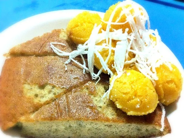 Banana cake n' Thai sponge cake  with coconut (free from friend XD)|Elanez Alshainさん