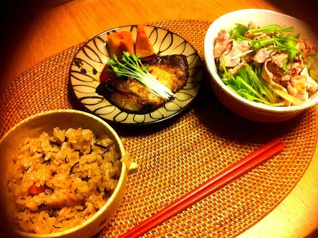 Snapdishの料理写真:夕食。鰤の塩麹焼き、豚しゃぶサラダ、ひじきごはん。つまみに、鶏とネギの柚子胡椒。|mkccckさん