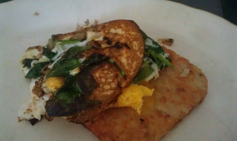 eggs with spinach and hash brown potatoe|mandy clarkさん