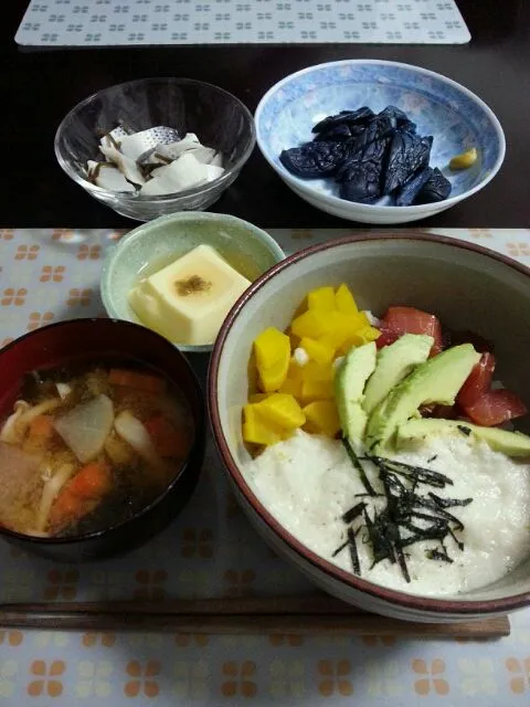 Snapdishの料理写真:漬けまぐろ四色丼･卵豆腐|ayAkaさん