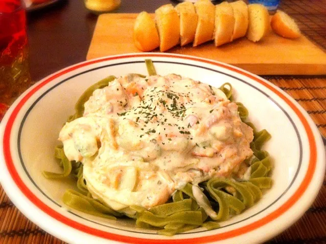 Snapdishの料理写真:相方作 : Salmon cream pasta n girlic bucket|keiko mashimaさん