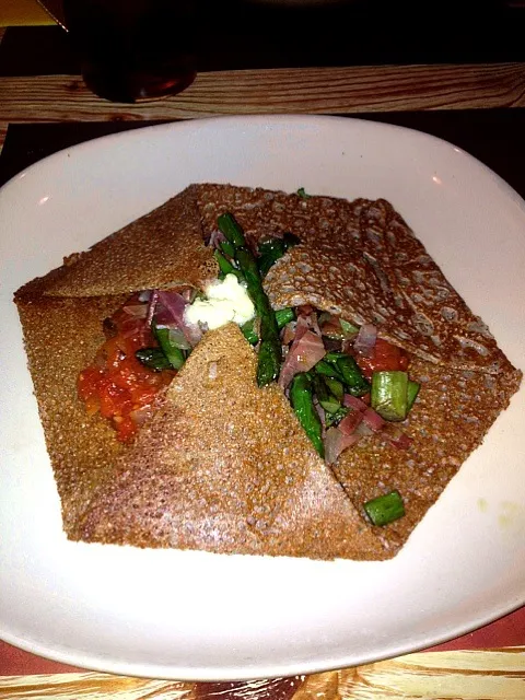 Wild asparagus and bacon crêpe with Dutch creamy cheese and tomatoe preserve base.|De Pupesさん