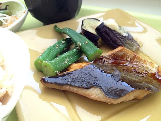 今日の社食は鱈の照り焼きと和え野菜添え。550円。|ルーア・ブランカさん