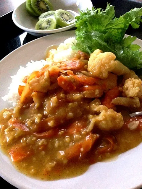 昔ながらの？黄色いカレー           （＾∇＾）サラダ油で薄力粉炒めてカレーパウダーも炒り、スープで溶くんだけど(￣O￣;)慌てすぎて薄力粉粉玉涙。昨夜のガーリックカリフラワー炒めと、玉スライス加えて、チキンスープ昆布出汁、醤油で仕上げます。|くめさん