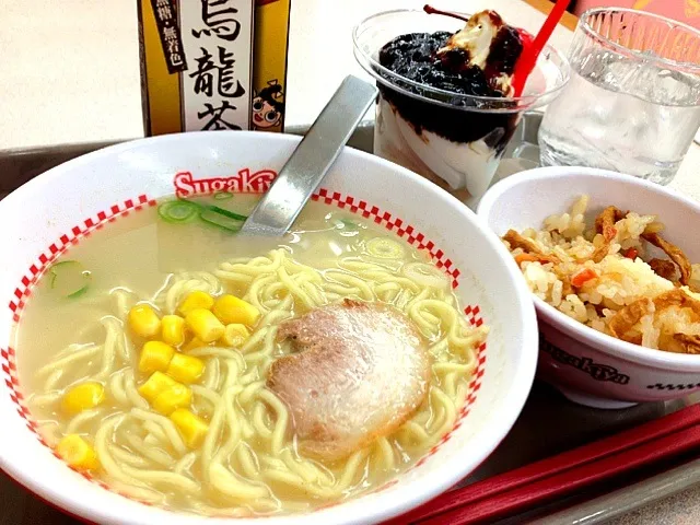 Snapdishの料理写真:すがきやのハーフセット。ラーメンも五目ごはんもハーフサイズ、ついでにあのフォークスプーンもティースプーンみたいなサイズでおままごとみたいで可愛い。|liccaさん