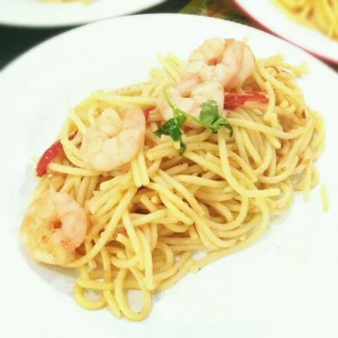 Prawn Aglio e Olio for my family not too long ago. follow me on instagram @gracejy|graceさん