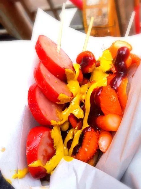 Street-side snacks: red sausage, pig intestine🐷,Octopus🐙|PeonyYanさん