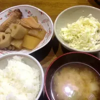 鶏手羽先と大根のこってり煮物。キャベツの即席塩麹漬け|まーとるさん