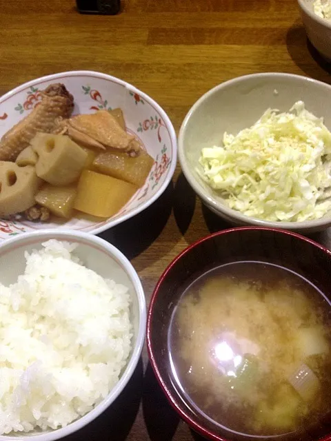 鶏手羽先と大根のこってり煮物。キャベツの即席塩麹漬け|まーとるさん