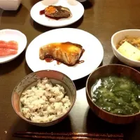 Snapdishの料理写真:本日の晩御飯は和食。ぶり照り、肉豆腐、ほうれん草の味噌汁、明太子。|Sugimotoさん