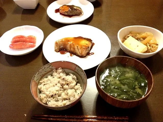 Snapdishの料理写真:本日の晩御飯は和食。ぶり照り、肉豆腐、ほうれん草の味噌汁、明太子。|Sugimotoさん