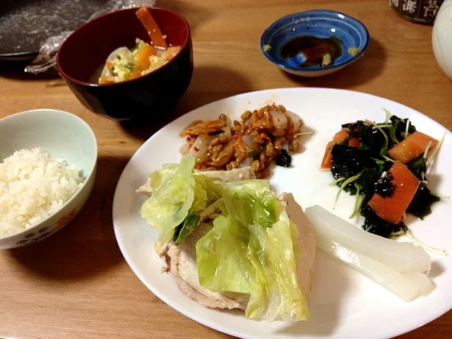 Snapdishの料理写真:蒸し鶏 いか納豆キムチ トマトとわかめの酢の物 いかのお造り|美和さん