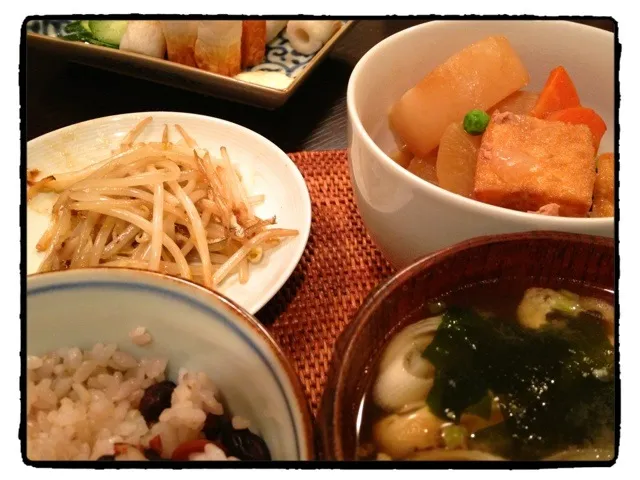 Snapdishの料理写真:大根と豚肉の煮物、もやしと煮干しのナンプラー炒め、具沢山味噌汁、黒豆ごはん。|松浦有里さん