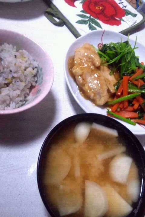 人参菜と小松菜の炒め物、人参と蕪(葉)の炒め物、鶏肉のカレーあんかけ、蕪とエノキの味噌汁雑穀ご飯|ふせんさん