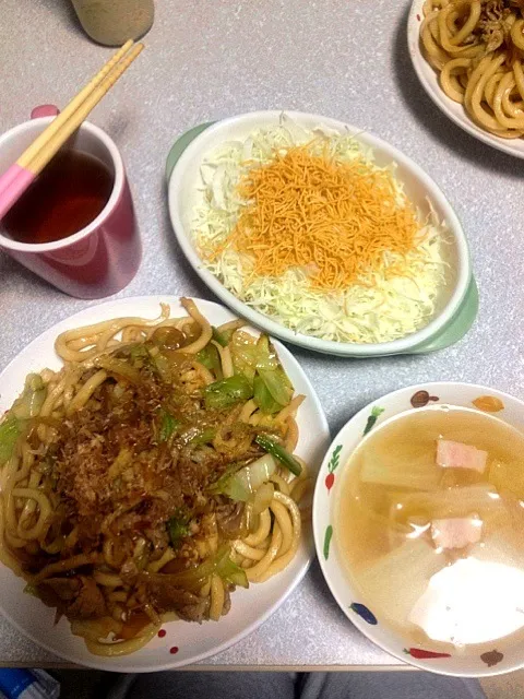 Snapdishの料理写真:焼うどん、スープ、サラダ|９３さん