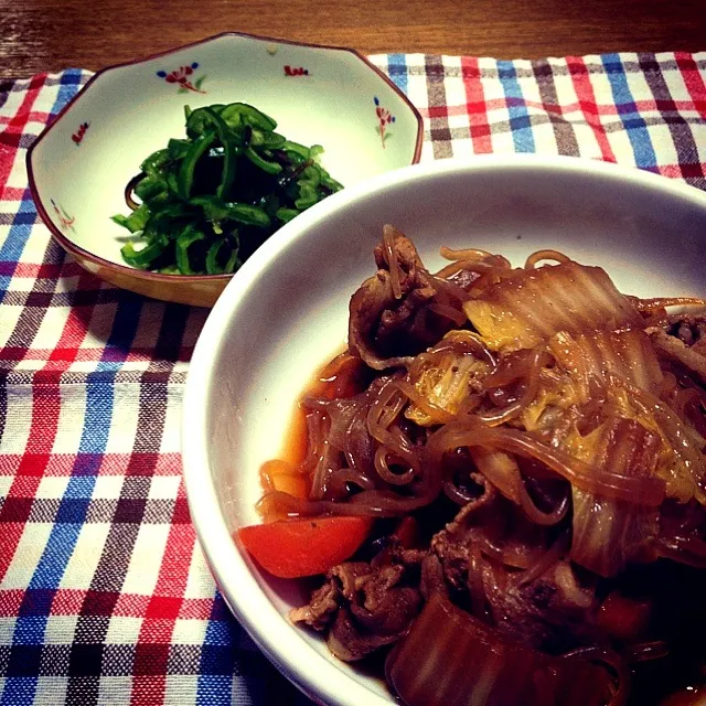 【今夜のウチご飯】すき煮，ピーマンと塩昆布の和え物，豚しゃぶからの雑炊。すき煮って，ご飯いくらでもイケる味だよね〜。新鮮なピーマンを貰ったので，ザクザク刻んで塩昆布と混ぜまぜしただけの簡単レシピ。新鮮なピーマンだと変なエグミがなくてこのレシピが一番うまうま〜|takuya KAWANOさん