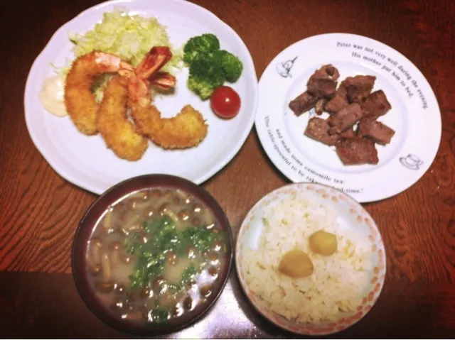 Snapdishの料理写真:エビフリャーとステーキとナメコのみそ汁と栗ご飯～。|かずのこたんさん