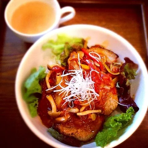 Snapdishの料理写真:豚肉ときのこのピリ辛丼|Bobさん