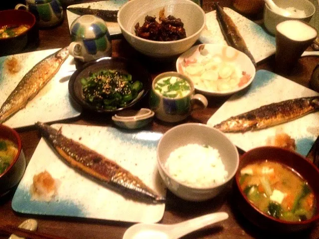 七草粥と秋刀魚の焼き魚と茶碗蒸しと胡瓜の酢の物と沢庵と手羽元煮付けとお味噌汁|トキロックさん