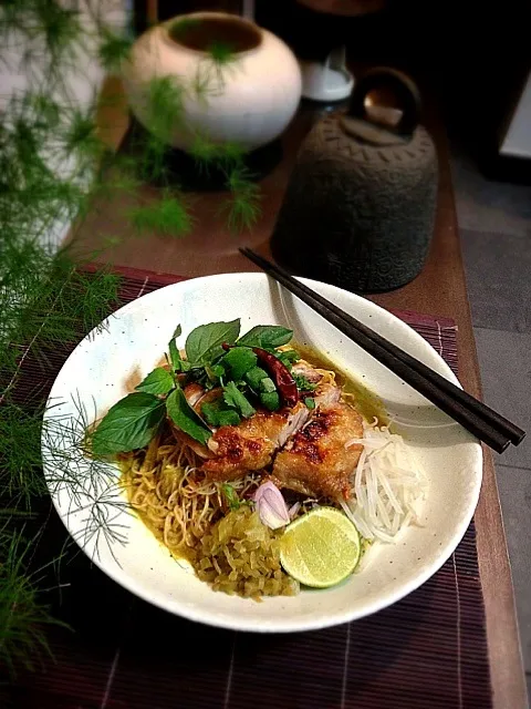 Grilled chicken and egg noodle in yellow curry soup|rick chanさん