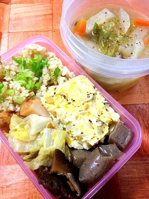 Snapdishの料理写真:鯛飯、鮭フレークとエリンギと玉ねぎのオムレツ、すり身天ぷらと白菜の煮物、こんにゃくと干し椎茸のピリ辛煮、野菜スープ|しぃさん