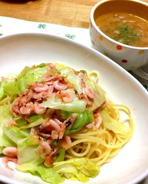 桜エビとキャベツのペペロンチーノ🍝、オニオンスープ|こいちさん