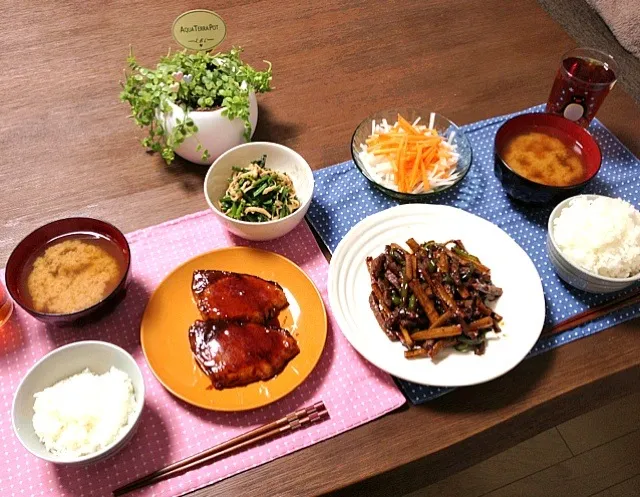 牛肉と牛蒡とピーマンの甘辛炒め、鰤の照焼き黒酢風味、ほうれん草とエリンギの胡麻和え、人参と大根のサッパリサラダ、里芋のお味噌汁、ご飯|pentarouさん