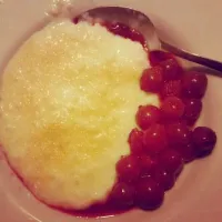 Snapdishの料理写真:rice pudding with cinnamon and sugar and cherries.|suntornpongbunnakさん