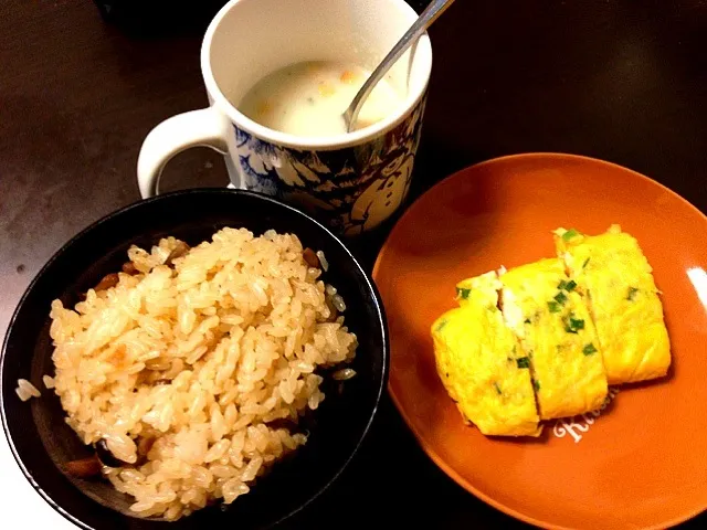 朝ごはん 葱出し巻き卵、しめじ玉ねぎ混ぜ御飯、クラムチャウダー|かよこさん