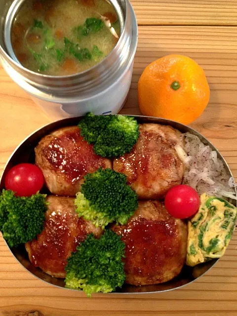 Snapdishの料理写真:肉巻きおにぎり  大根の葉入り卵焼き  大根のゆかり和え  ブロッコリー  ミニトマト  お豆腐となめこのお味噌汁  みかん|かわまきまきさん