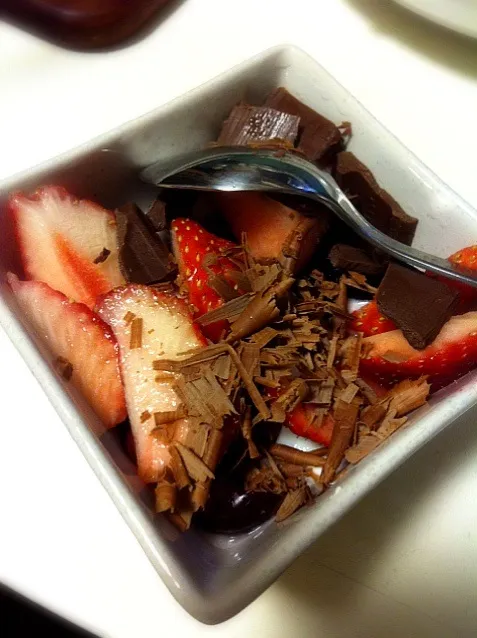 Yoghurt topped with strawberries + chocolate|Emi Chiba-Smithさん