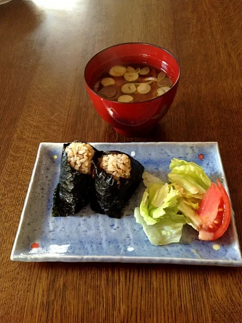 玄米おにぎりと豆腐とネギの味噌汁|平林明美さん