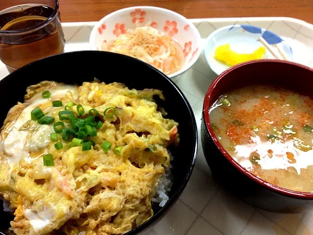 社食。かき揚げ丼。小鉢、豚汁付き。450円。|osayanさん